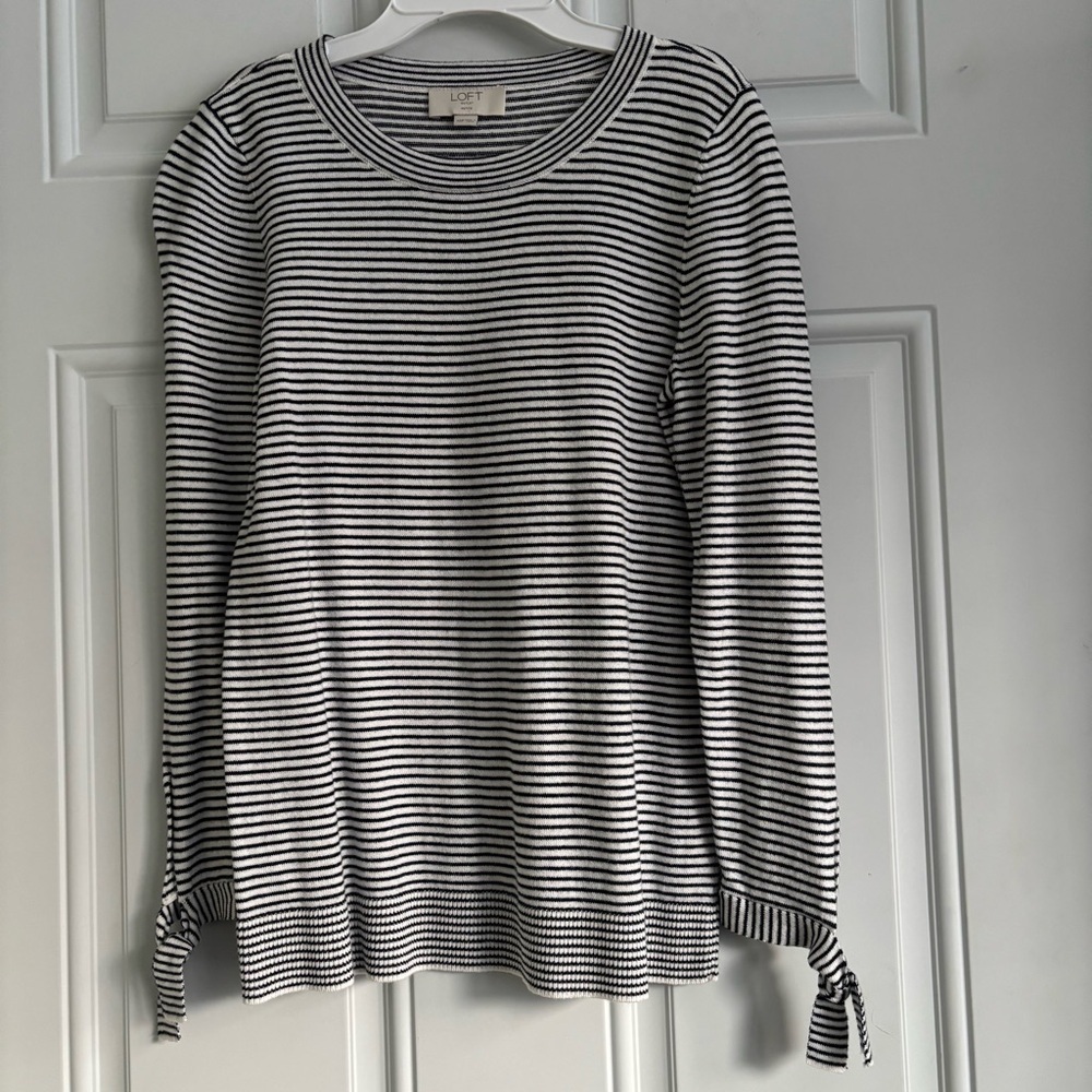 ❤️2/$15 or 3/$21❤️ Loft Horizontal B/W Striped Lightweight Sweater, Size PXS